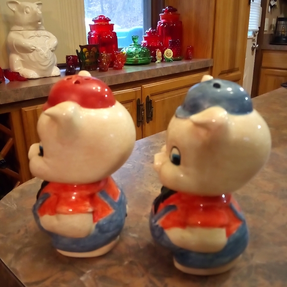 Charming Pigs In Overalls With Red Hats Ceramic Salt and Pepper Shakers. - Picture 3 of 9